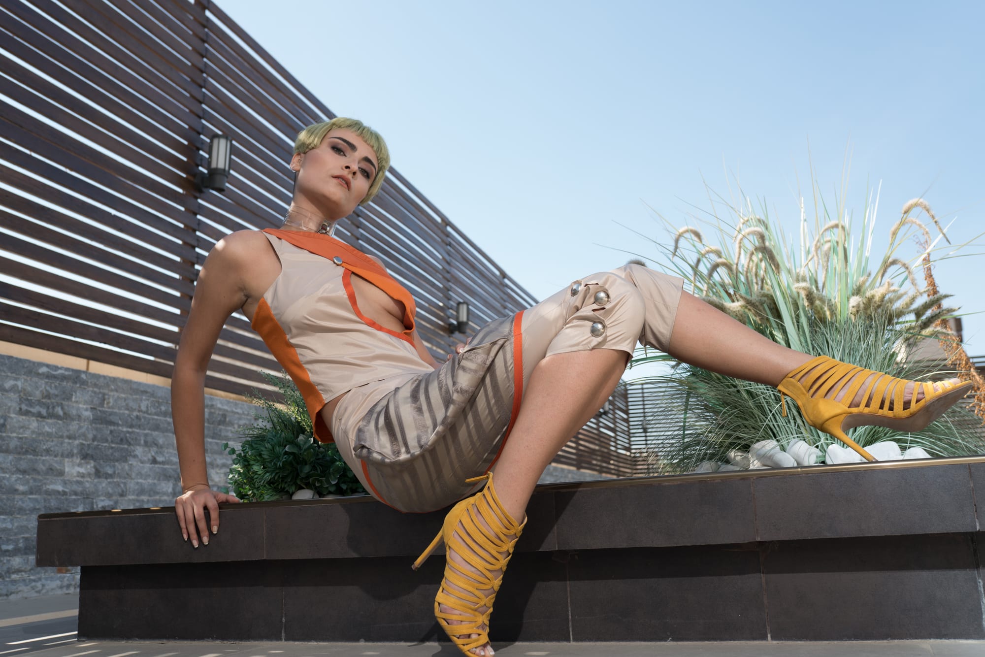 Asimetrik Cut-Out Bluz ve Kapri Pantolon Takımı — Turuncu Biyeli