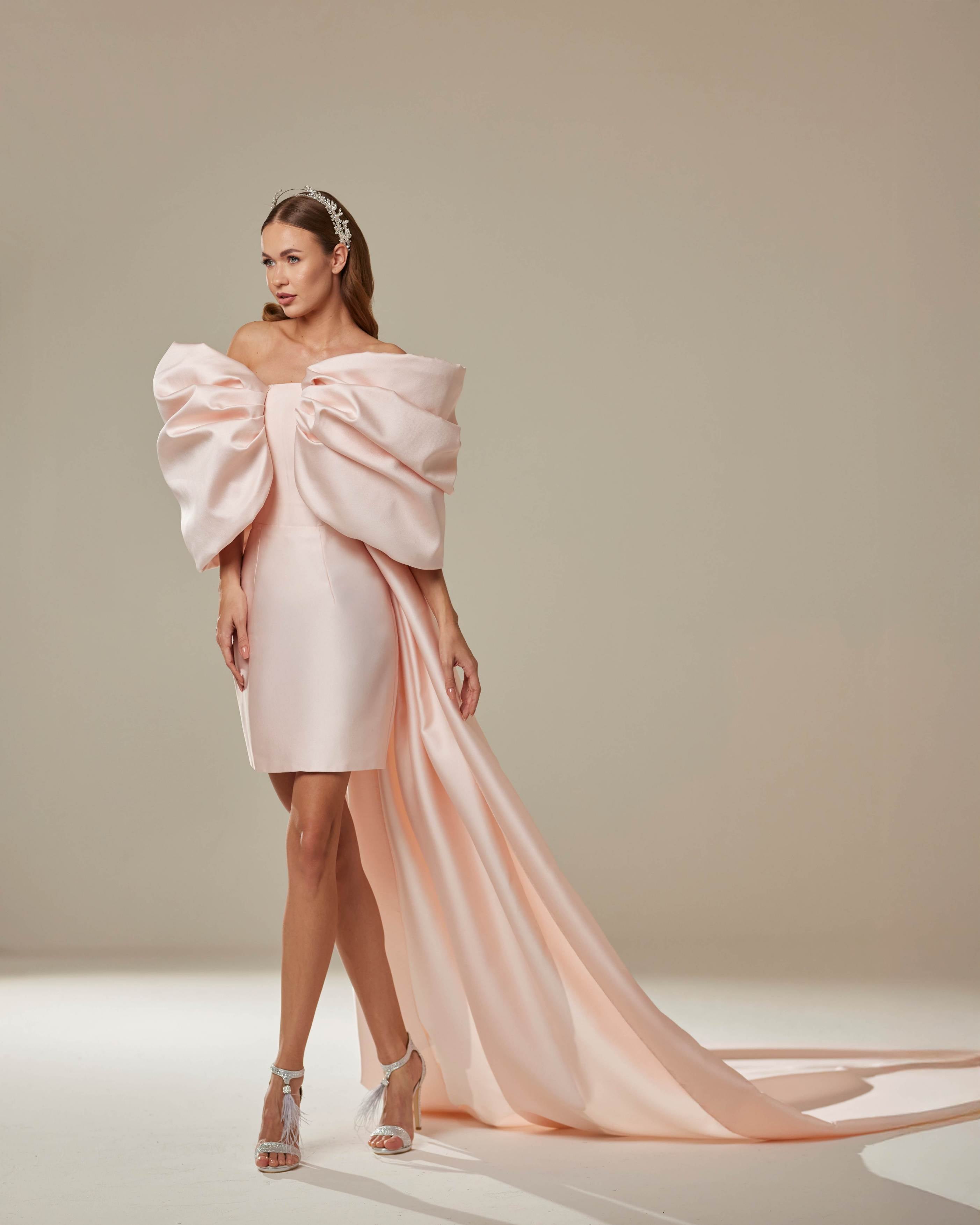 Pudra Saten Mini Nikah Elbisesi — Dev Fiyonk ve Kuyruk Detaylı