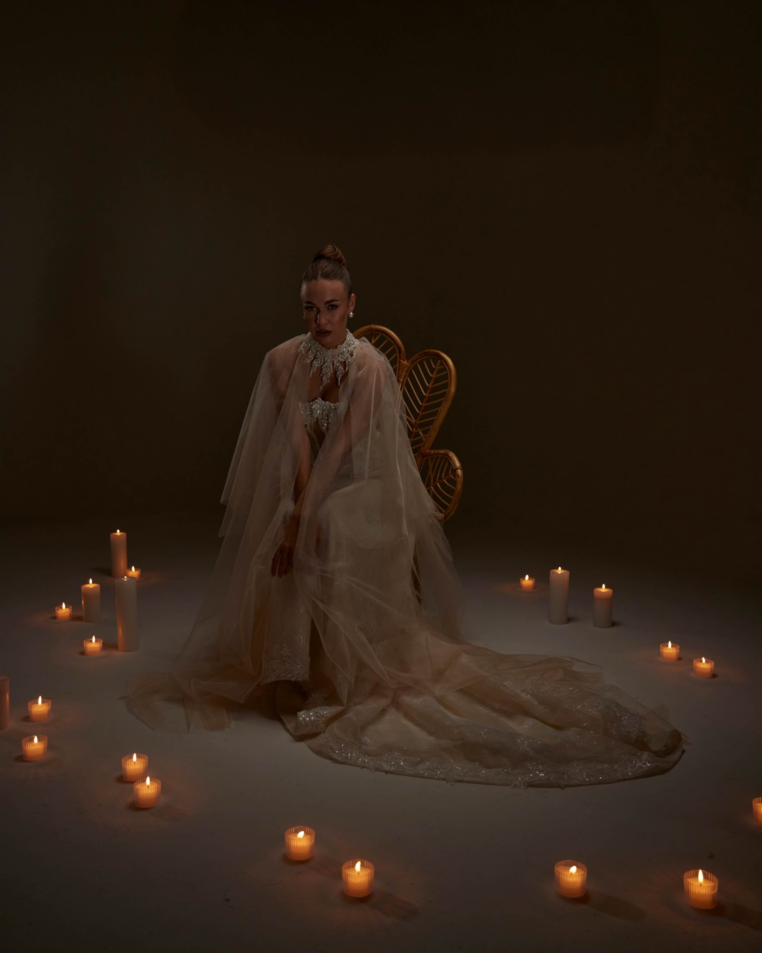 Transparan Pelerinli İşlemeli Gelinlik — Couture Cape Detaylı