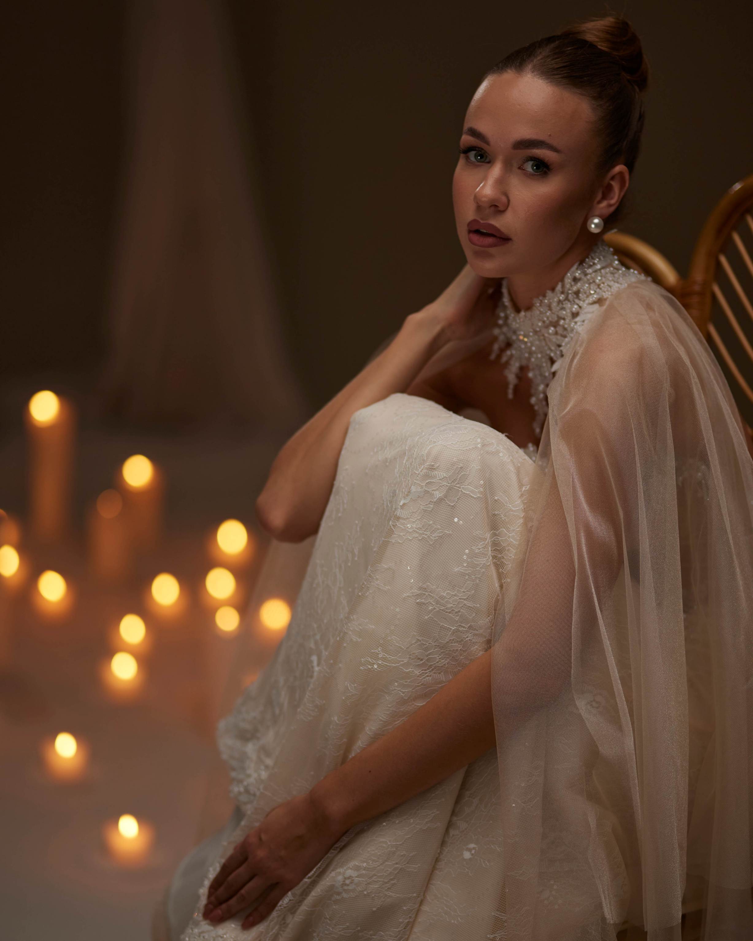 Transparan Pelerinli İşlemeli Gelinlik — Couture Cape Detaylı