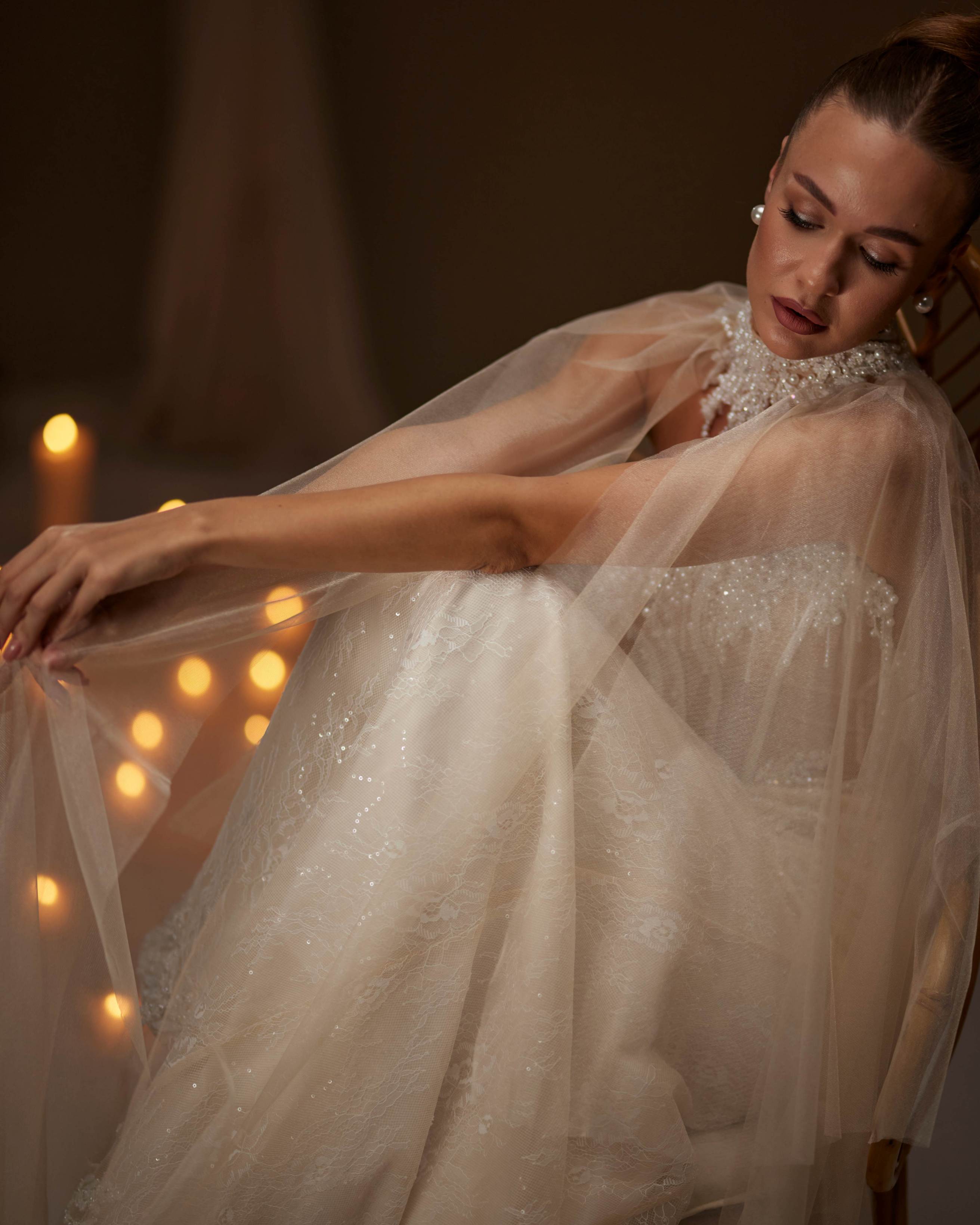 Transparan Pelerinli İşlemeli Gelinlik — Couture Cape Detaylı