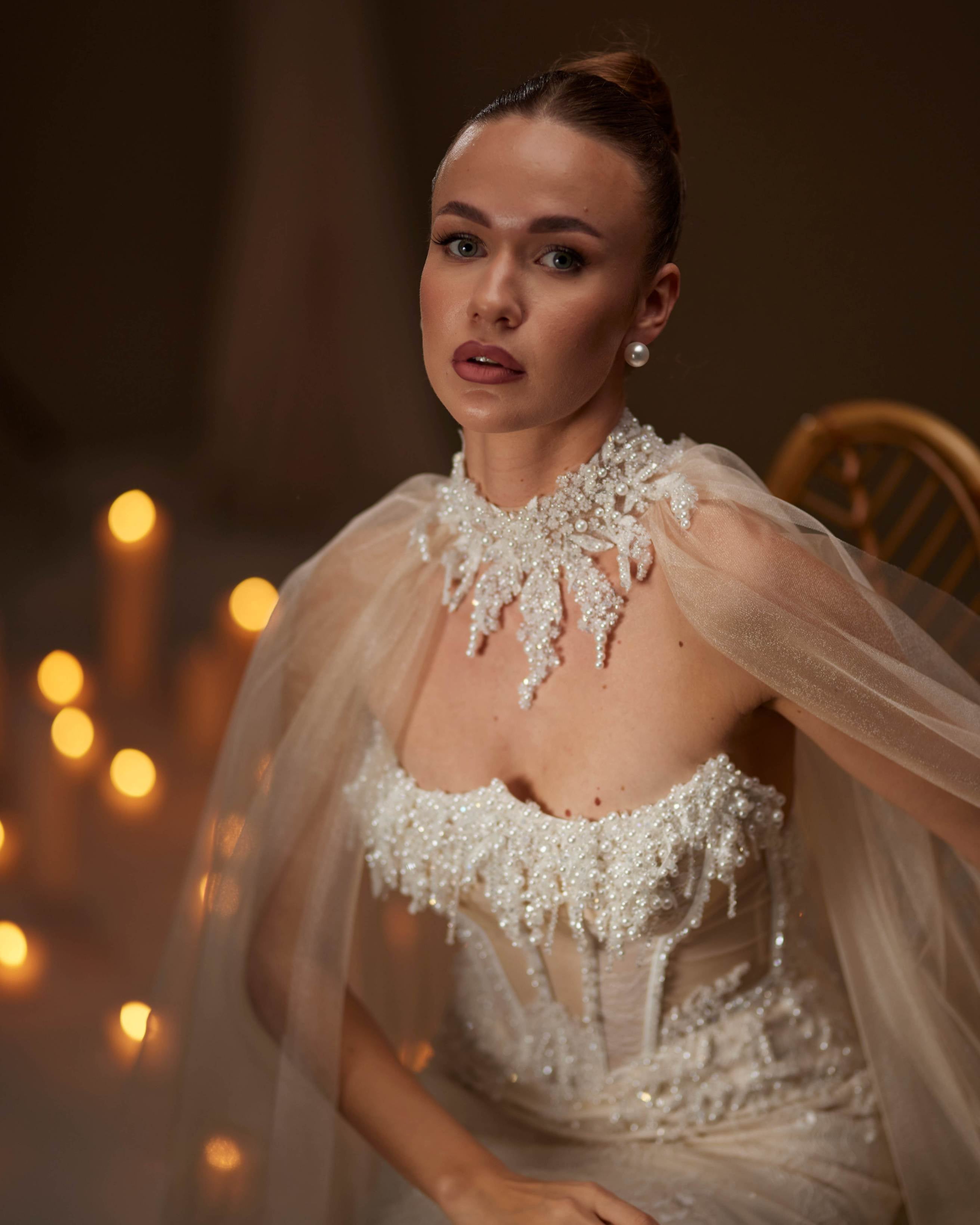 Transparan Pelerinli İşlemeli Gelinlik — Couture Cape Detaylı