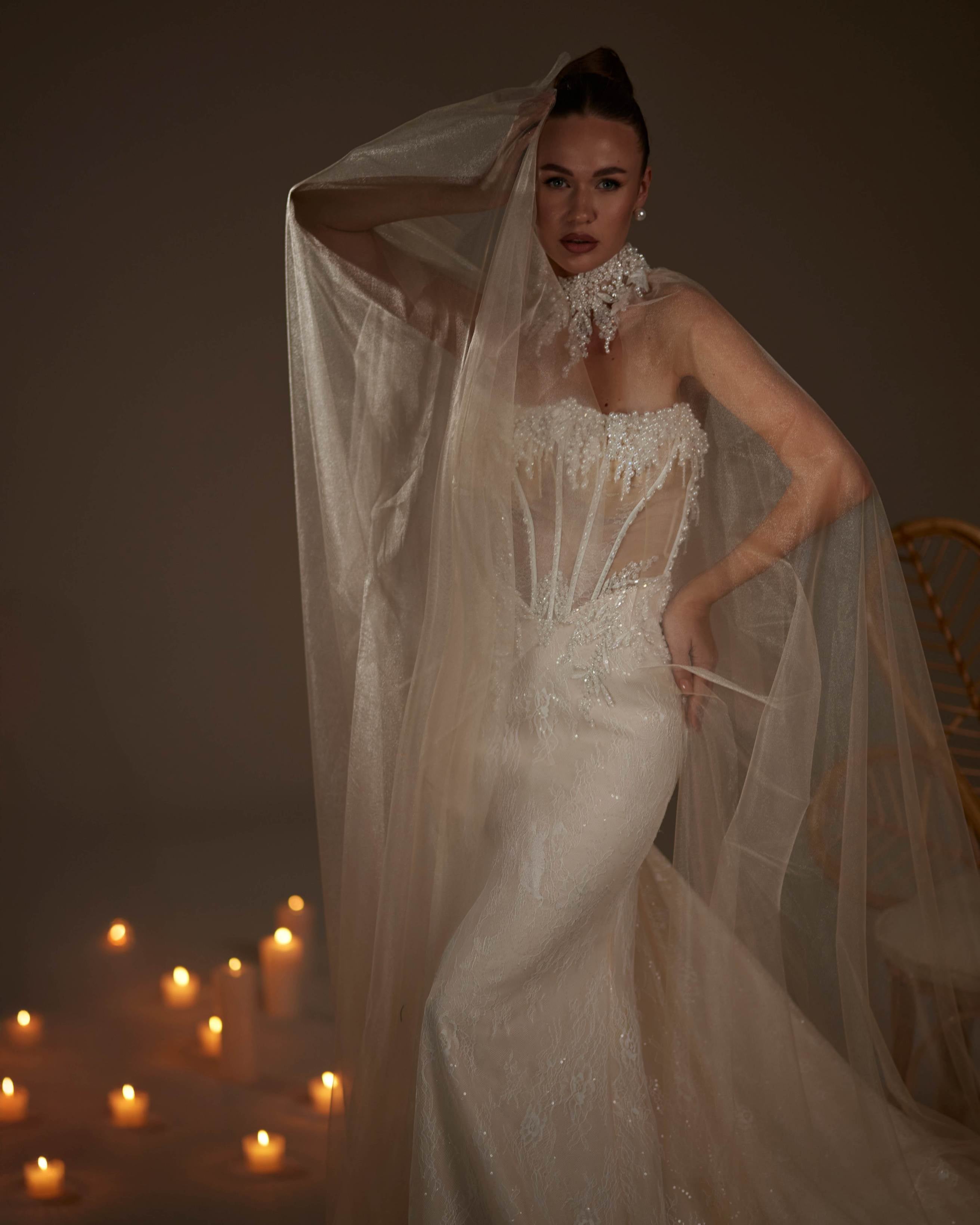 Transparan Pelerinli İşlemeli Gelinlik — Couture Cape Detaylı