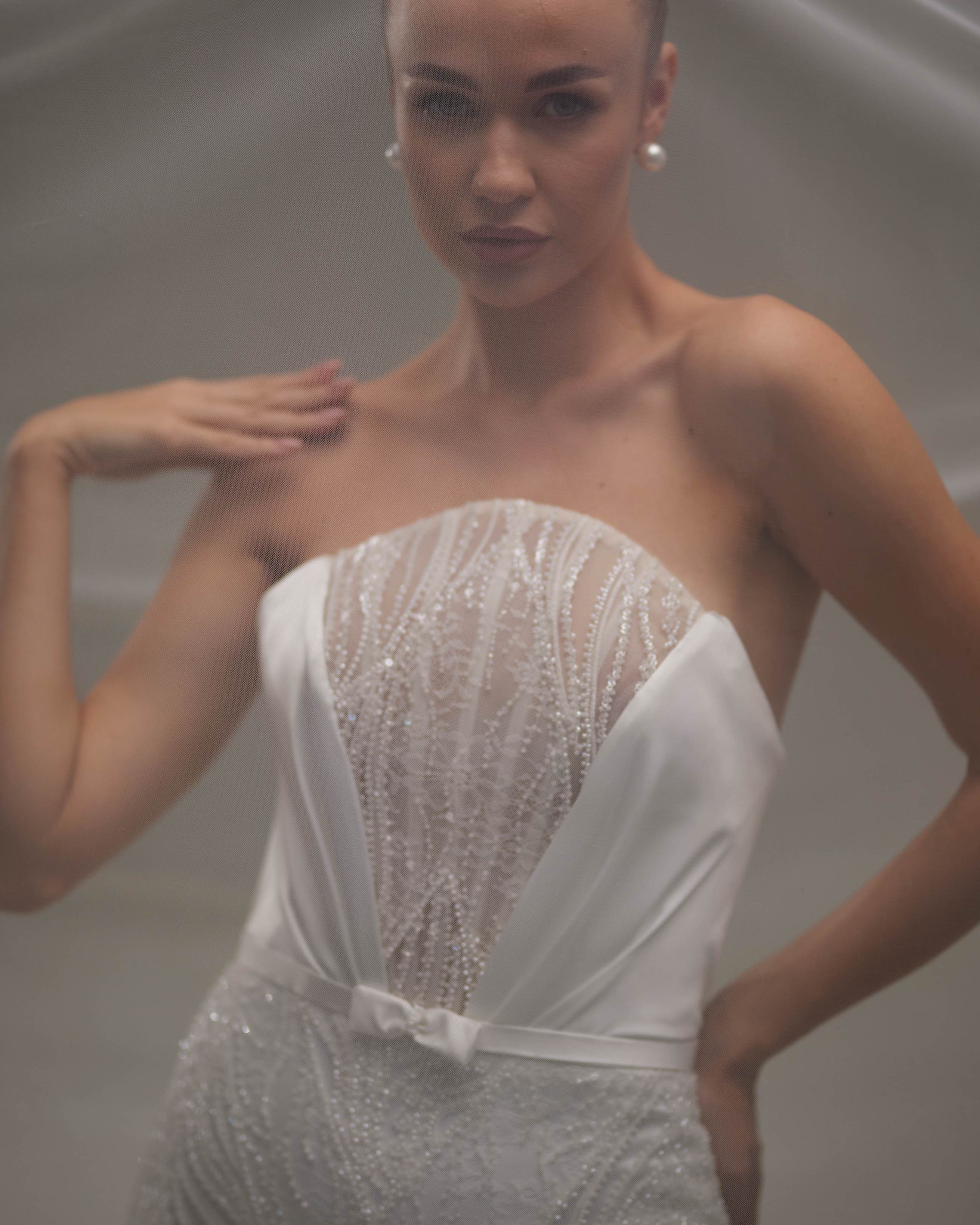 Straplez Balık Gelinlik — Saten Drape ve Payet İşlemeli Etek